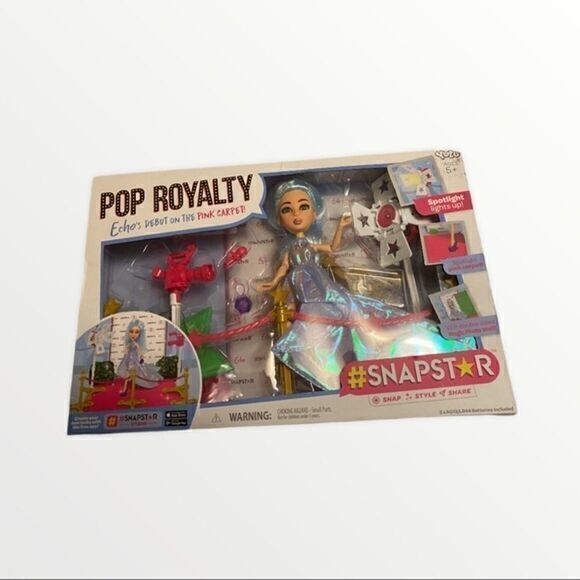 #SNAPSTAR Pop Royalty Echo's Debut On Pink Carpet - Picture 1 of 5
